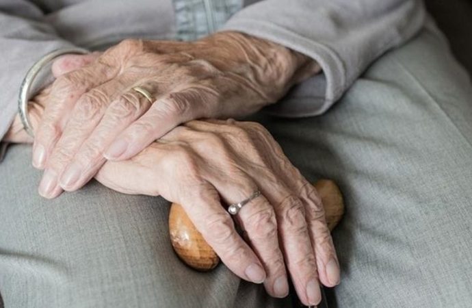 1,8 milyon yaşlı yapayalnız yaşıyor: Dörtte üçü kadın