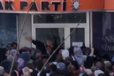 Utanç verici bir durum: Osmaniye’de halk Ak Parti’nin kapısına neden hücum etti?