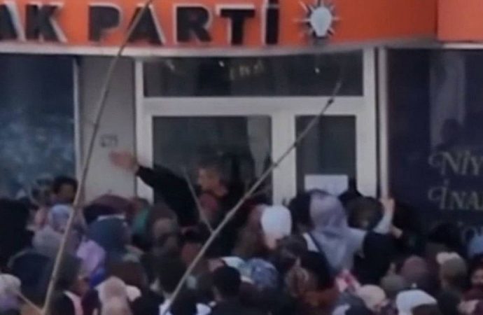 Utanç verici bir durum: Osmaniye’de halk Ak Parti’nin kapısına neden hücum etti?
