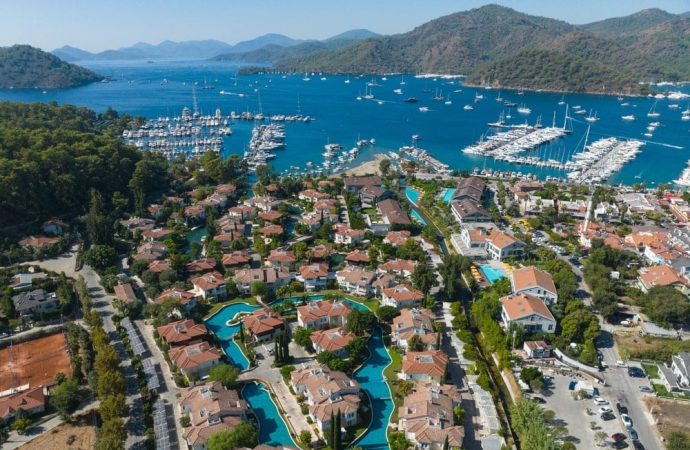 O ilçede aidat 180 bin lira, evin satış fiyatı 45 milyon avro