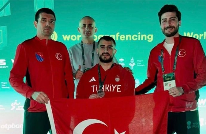 Para eskrimci Hakan Akkaya Dünya Kupası’nda gümüş madalya aldı