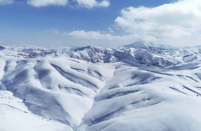 En güzel Bayburt manzarası: Tepe ve vadiler iki metre karla bütünleşti