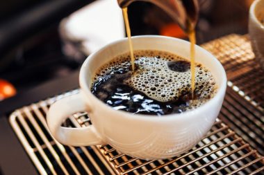 Sabah uyanıp ilk yudum kahveyi içtiğinizde vücudunuzda neler olur? İşte saat saat etkileri…