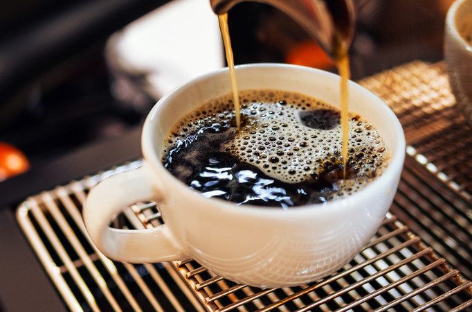 Sabah uyanıp ilk yudum kahveyi içtiğinizde vücudunuzda neler olur? İşte saat saat etkileri…