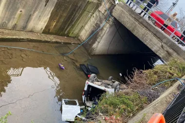 Otomobil dere yatağına yuvarlandı, üç kişi öldü, yaralılar var