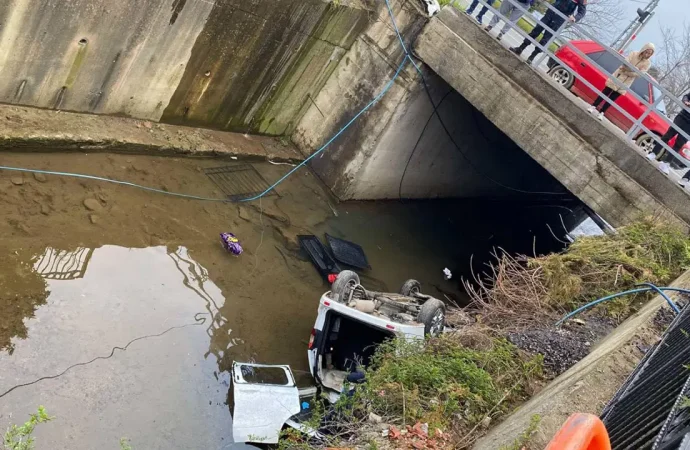 Otomobil dere yatağına yuvarlandı, üç kişi öldü, yaralılar var
