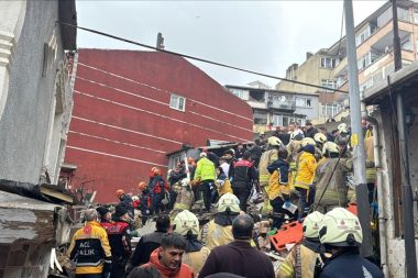 Doğal gaz patladı, iki bina çöktü
