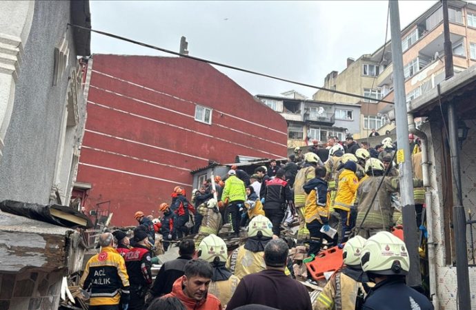 Doğal gaz patladı, iki bina çöktü