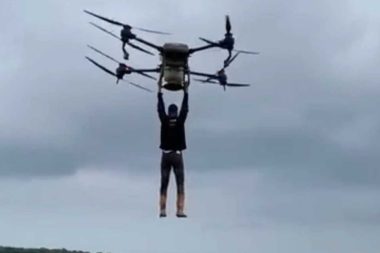 Ayaklarım ıslanmasın diye drona tutunup uçtu