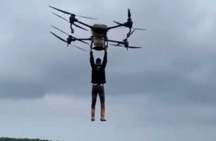 Ayaklarım ıslanmasın diye drona tutunup uçtu