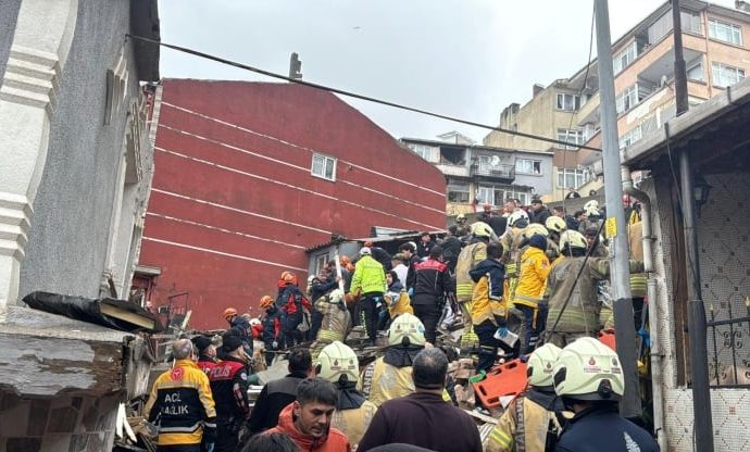 Fatih’te iki bina çöktü: Bir kişi öldü