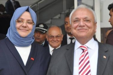 Eski bakan baba-kız kazada yaralandı