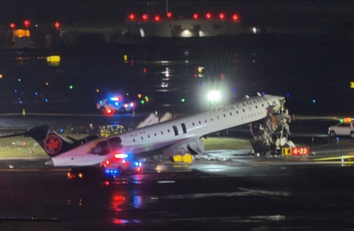 Yolcu uçağı itfaiye aracıyla çarpıştı: Pilot ve yardımcısı öldü
