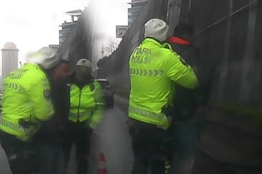 Emniyet şeridinde Heimlich manevrası: Polis anında müdahale etti