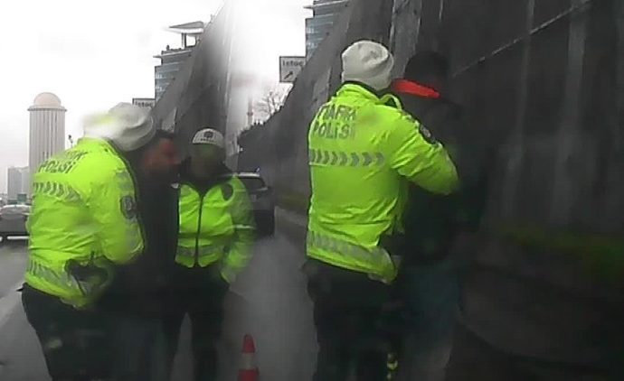 Emniyet şeridinde Heimlich manevrası: Polis anında müdahale etti