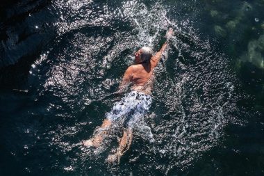 Huzurevinde kalıyor, 78 yaşında ama yaz-kış Boğaz’da yüzüyor