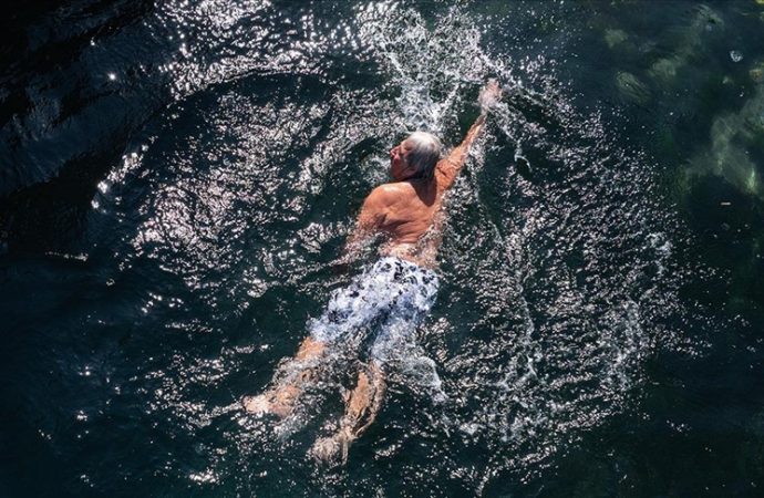 Huzurevinde kalıyor, 78 yaşında ama yaz-kış Boğaz’da yüzüyor