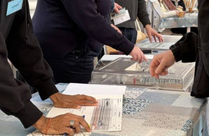 Fransa’da Paris yine ‘sol’ dedi