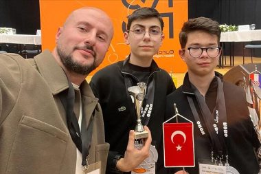 Lise öğrencileri robotik yarışmasında dünya ikincisi oldu