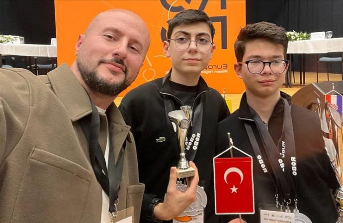 Lise öğrencileri robotik yarışmasında dünya ikincisi oldu