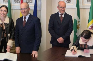 Melis Sezen’i İspanya’da belediye başkanı karşıladı