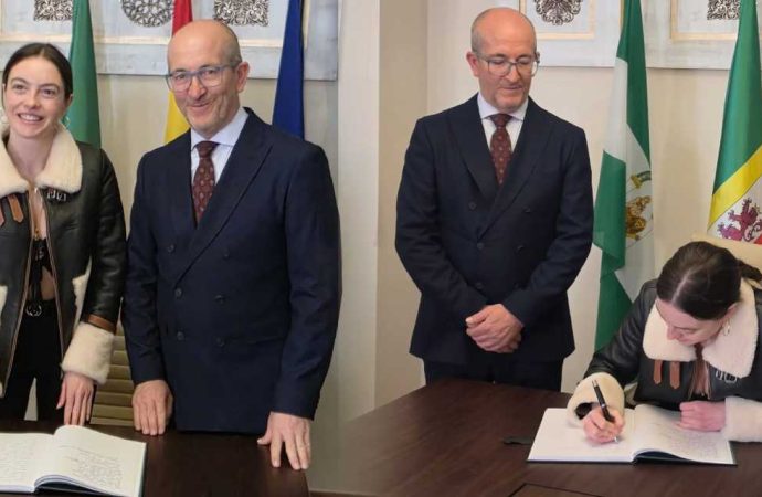 Melis Sezen’i İspanya’da belediye başkanı karşıladı