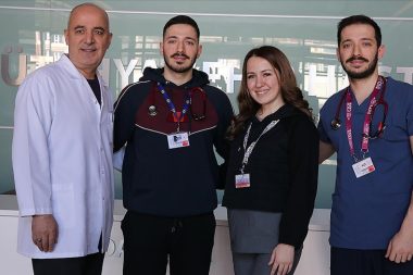 Doktor üç kardeş ve babaları aynı hastanede, anne başka hastanede görevli