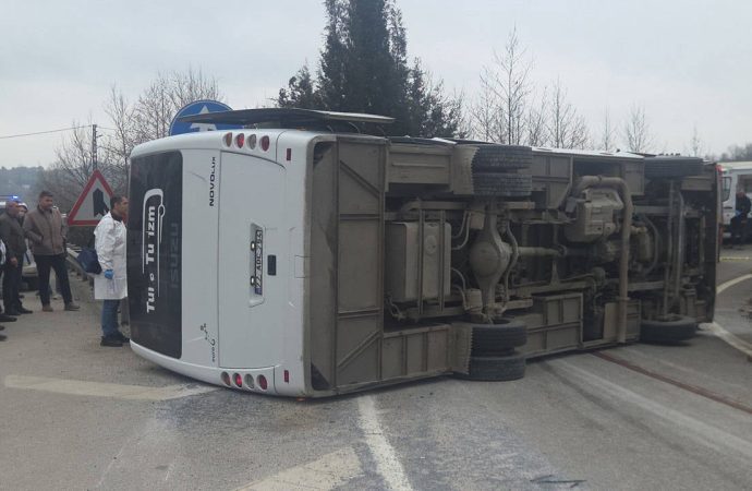 İşçi midibüsü devrildi: Bir kişi öldü, 20 yaralı var