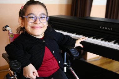 Cam kemik ve skolyoz hastası Zeynep Duru’nun hayali sahnede Petruciani gibi piyano çalmak