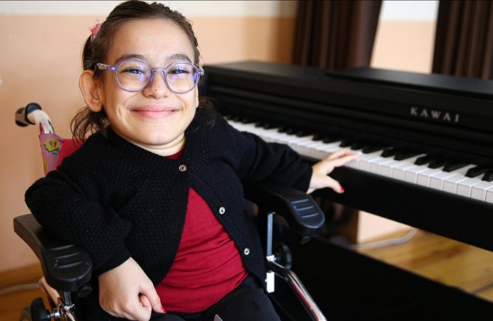 Cam kemik ve skolyoz hastası Zeynep Duru’nun hayali sahnede piyano çalmak