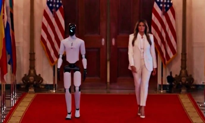 Melania Trump podyuma insansı robotla birlikte çıktı