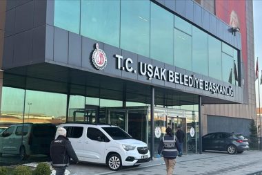 Üç şehirde operasyon: Uşak Belediye Başkanı dahil 11 gözaltı