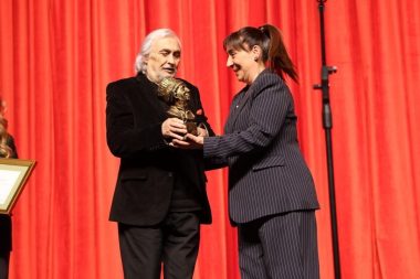 Binnur Kaya, İsmail Dümbüllü ödülünü Müjdat Gezen’in elinden aldı