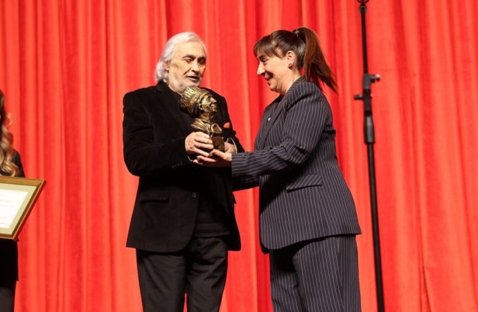 Binnur Kaya, İsmail Dümbüllü ödülünü Müjdat Gezen’in elinden aldı