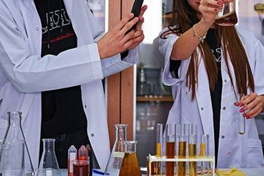 Fen lisesinin kimya deneyinde patlama: Dört öğrenci yaralandı