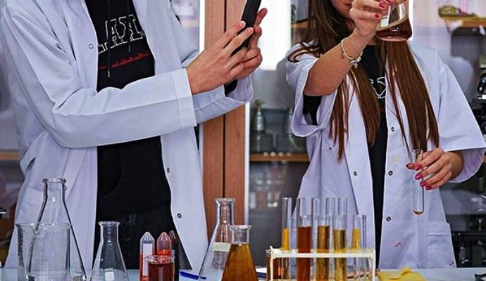 Fen lisesinin kimya deneyinde patlama: Dört öğrenci yaralandı