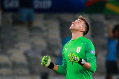 Muslera 3.5 yıl sonra eldiven giydi, İngiltere’ye çim yoldurdu