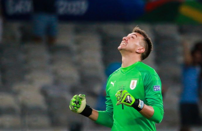 Muslera 3.5 yıl sonra eldiven giydi, İngiltere’ye çim yoldurdu