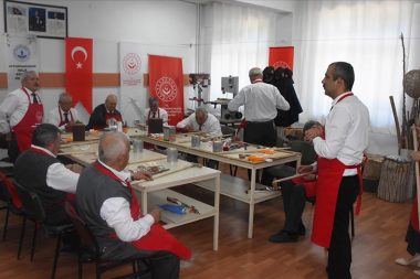 Kıbrıs gazileri kursta: Bastonunu kendin yap