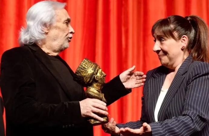 İsmail Dümbüllü ödülü Binnur Kaya’nın: Müjdat Gezen’in elinden aldı