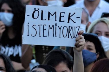 Kadın başgardiyan evinde ölü bulundu