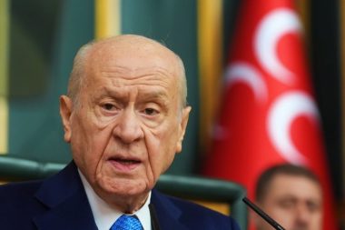 Bahçeli’den istifa açıklaması: İzzet bey akademik kariyeri için müsaade istedi
