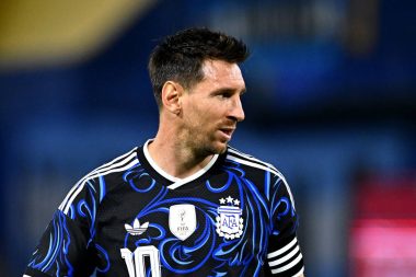 Maç bitti, Messi’yi sahada kovaladılar