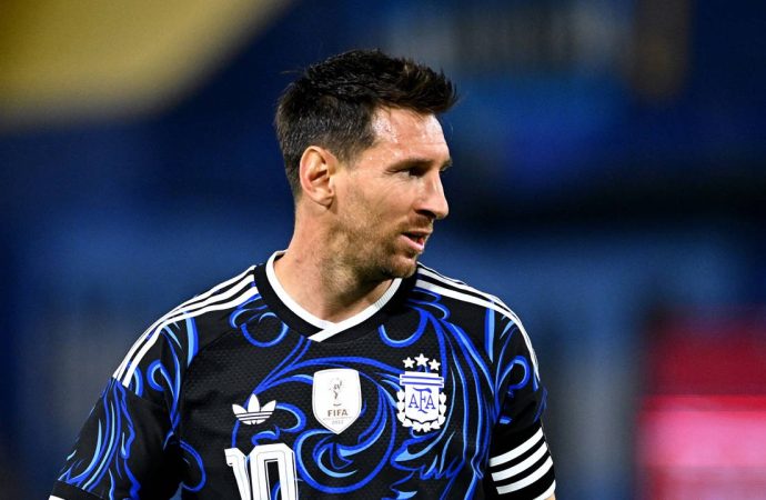 Maç bitti, Messi’yi sahada kovaladılar