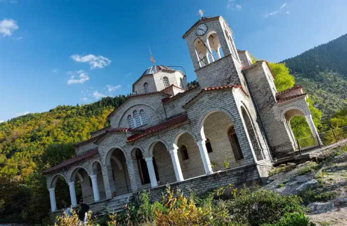 17 derece eğimli kilise: Ziyaretçilerin başı dönüyor