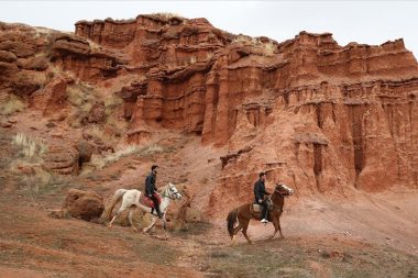 Narman’da atlı safari: Bunlar da kızıl peri bacaları