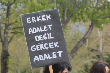 Kocası dövüp bıçakladı, kaldırıldığı hastanede de ameliyatta karnında iğne unutuldu