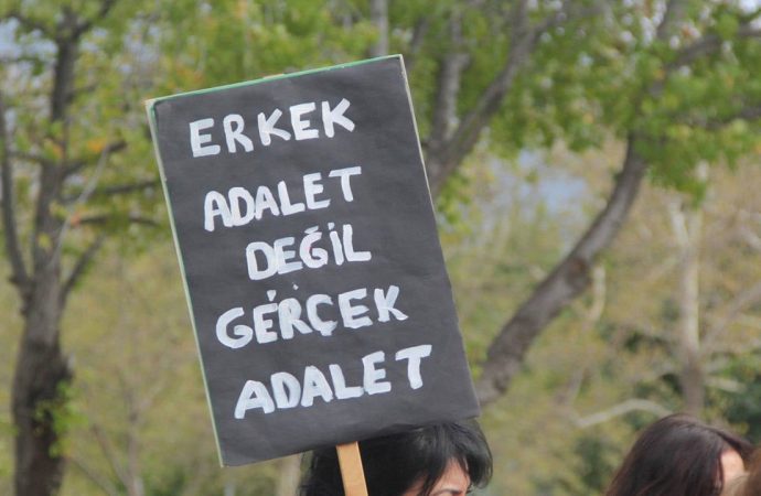 Kocası dövüp bıçakladı, kaldırıldığı hastanede de ameliyatta karnında iğne unutuldu