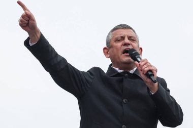 Özgür Özel Kuşadası’nda konuştu: ‘Çıkar Özlem’i karşımıza, kararı Aydın versin’