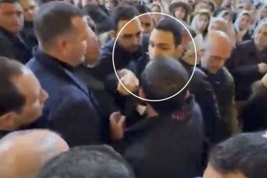 Paşinyan’a kilisedeki ayinde saldırdılar